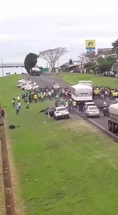 Motorista cansou dos bolsominions interditando a rodovia e passou por cima de geral