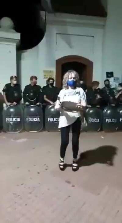 Señora se queja si perder la onda.