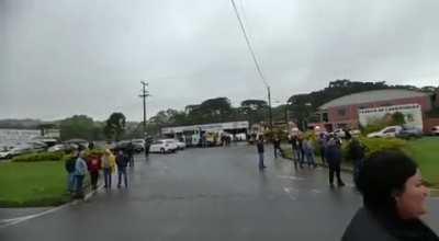 Senhoras e senhores, a direita brasileira cantando o Hino Nacional para um pneu em Irati/PR