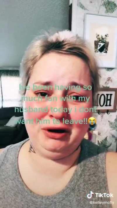 is that a fluffy scrunchie on her head