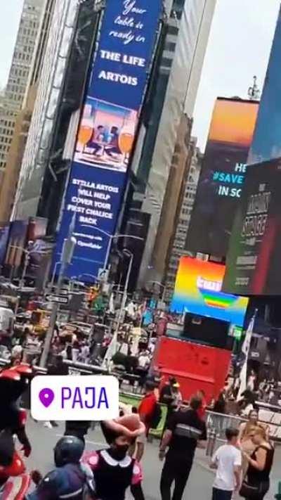 Baby I’m from New York! Concrete jungle where dreams are made of. There’s nothing you can’t do... Now you’re in New York!!! These streets will make you feel brand new- Big lights will inspire you, Hear it for New York, New York, New York!!