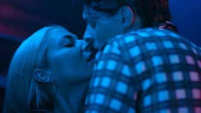 Valentina Pahde - Sunny S01E19 (2020)