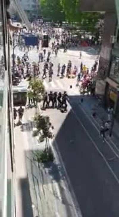 Quilombito en el velorio del diego (lo grabe desde mi laburo)