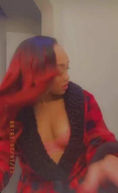 Take the robe off Lorraine😑