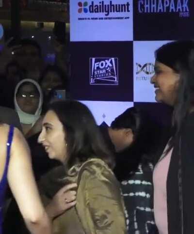 Deepika Padukone's Sexy Back in a backless dress. She is pure gold here. Cut and Edited for her milky back.