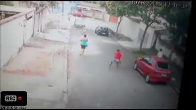 Brave man saves child from a Pit Bull attack in Brazil