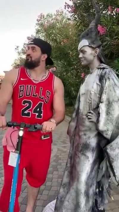 Потроллил статую