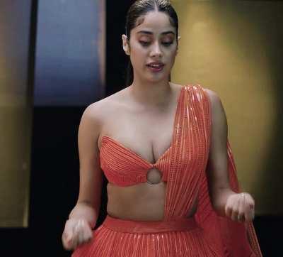 Janhvi Kapoor- The Bollywoods bimbo..kapde itne chote pehno ki apne bade boobs kisi bhi waqt bahar aa jaye..bas hamse dekhte hi muth marwa de