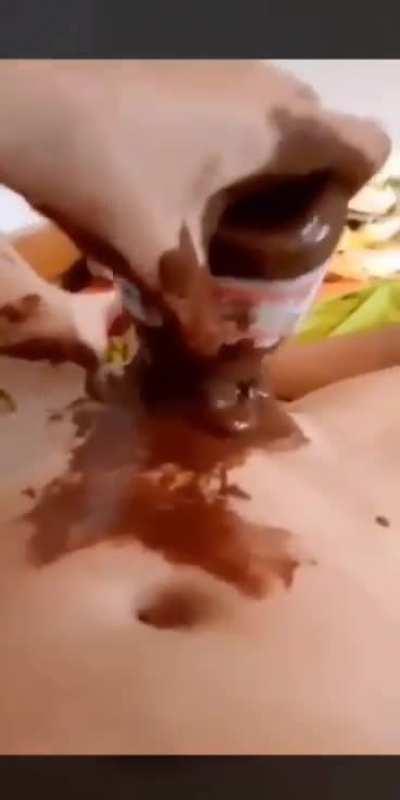 Thug uses Nutella to have breakfast in bed
