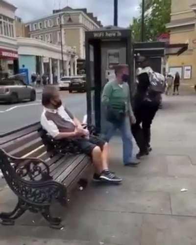 O homi do popô saliente 🦧