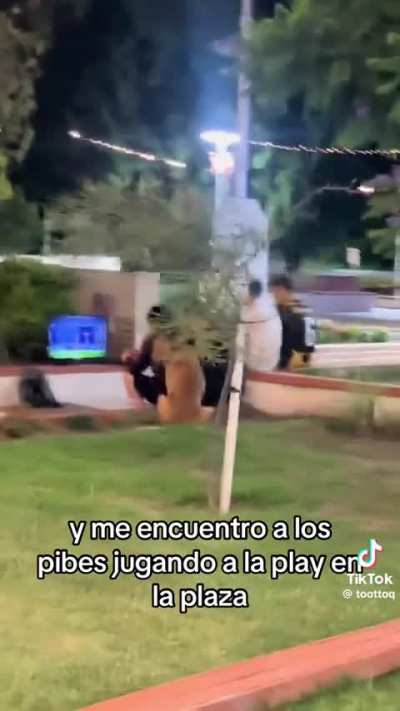 Mientras tanto en una placita de Catamarca
