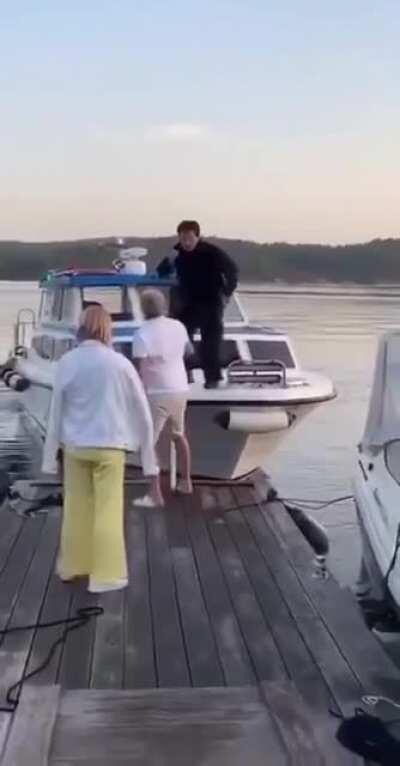 Aner ikke hva de krangler om. Men fantastisk avsluttning!