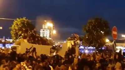 Let's climb up this empty truck to have a better view