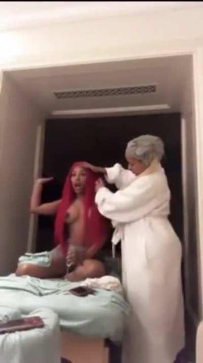 K w her titty out on the live again😂