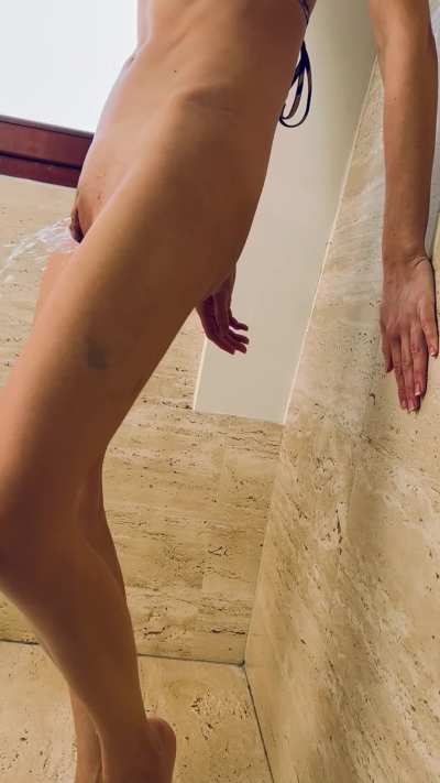 Yes, I am a woman and I can pee standing up 😌