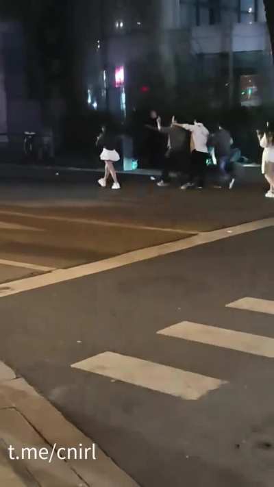 江西上饶市，路人视角，据说是喝多了洗脚，只付一半钱，被技师追出来要钱，好尴尬