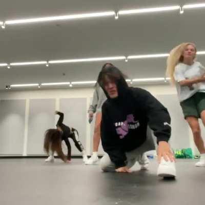 Alguém sabe o nome dessa música? Nem o Shazam, nem o SoundHound conseguiram identificar