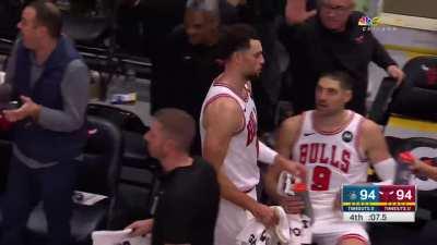 [Highlight] ZACH LAVINE. Ties the game with his 2nd consecutive pull up 3