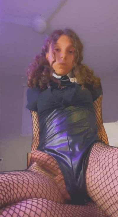 You just walked in on your friend and turns out she has a massive cock 😳