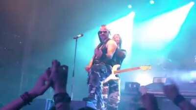 Cumva Joakim(de la trupa de rock suedeza Sabaton) canta haiduceasca?