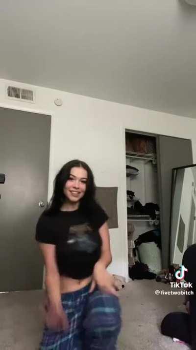 @fivetwobitch Low following count so resorts to showing her ass off for attention 