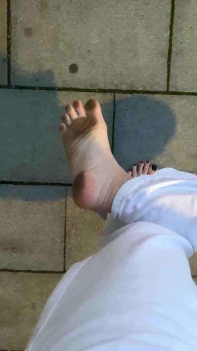 try not to cum while watching this 1min vid of my 19 yo feet