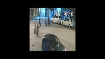 Gitano agredió a una mujer con su bebé en brazos