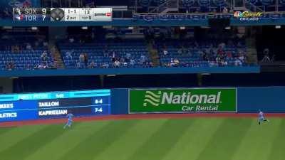 [Highlight] Eloy hits a no-doubter to extend the lead to 10-7 in the 9th, the sixth total home run in the game