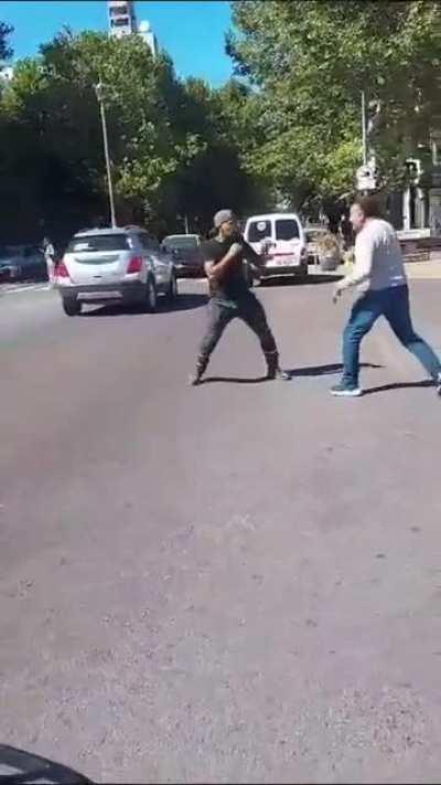 A lo Street Fighter, capo de la barra de Gimnasia vs. ex capo de la barra de Estudiantes en pleno centro de La Plata
