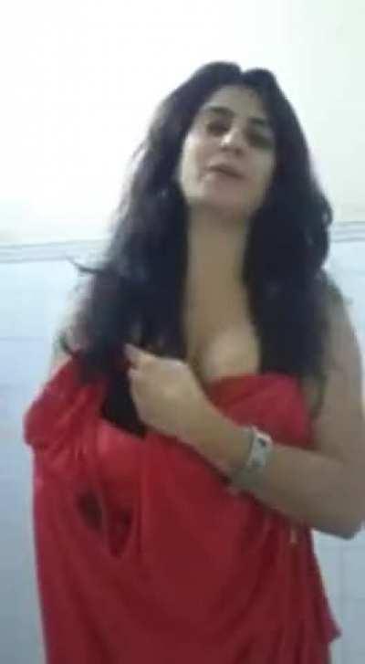 Delhi Girl Fulfilling her Boys Dream.. Hot Curves.. Very Sexy B00Bs | Link in Comment