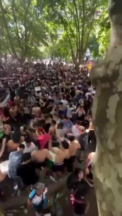 Quilmes:  Multitudinaria convocatoria de estudiantes de 5° año de diversos colegios para celebrar la fiesta de la 