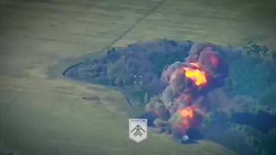A Ukrainian FPV pilot from the Khartia Corps attacked a Russian position during an ammunition delivery.