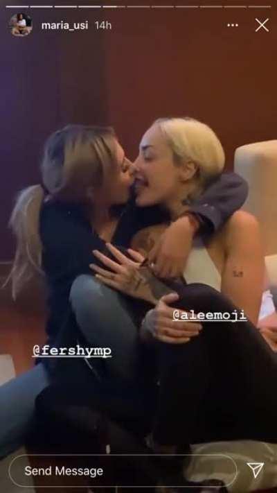 No es del OF pero que rico besito...