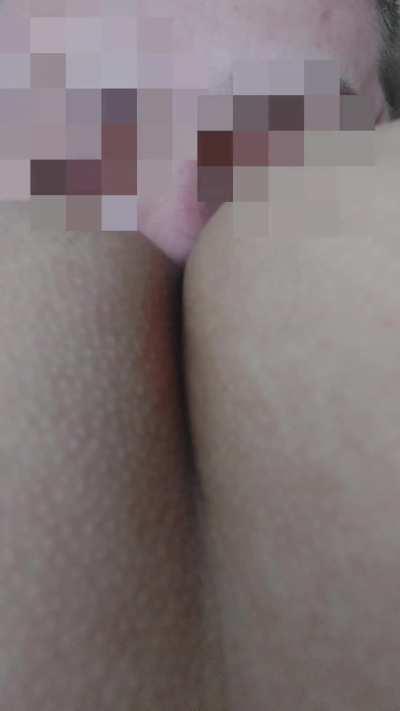 Heavy fart right up his nose ð