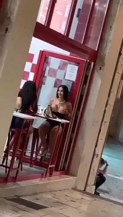 Split, a šta reći. NSFW!