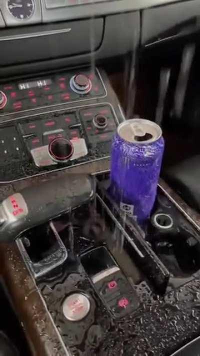 Vc gasta uma bela grana para ter um Audi e o leva para lavar.... Parece minha casa em dias de chuva....