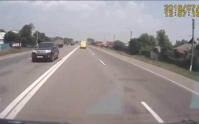 Russia: Volga hits a truck at 100 KMP and dies