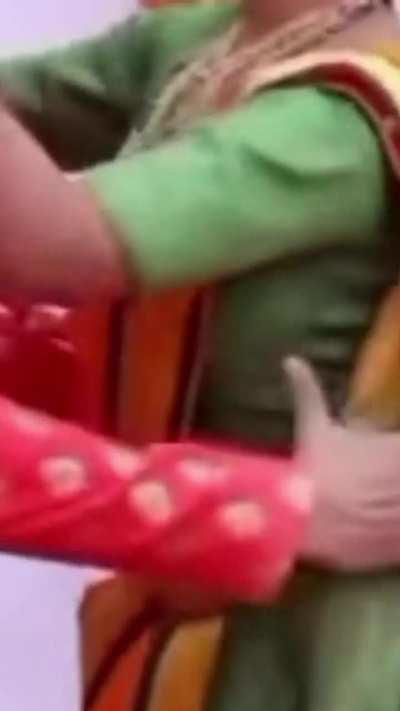 Dakshta joil चुकून आंबे दाबले गेले🤭