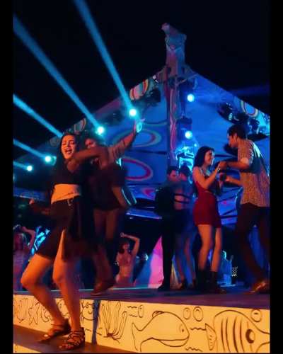 Shruti Haasan thighs!!