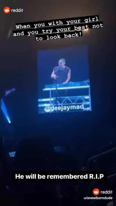 Woman twerks right behind couple at concert