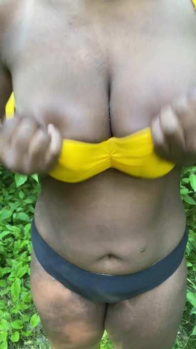 Black & Yellow Black & Yellow (look at my tits)