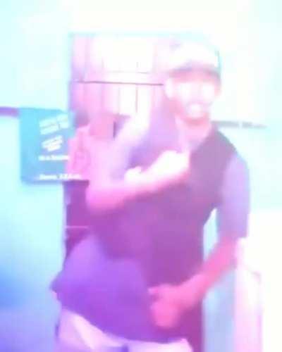 Mandando charme nela