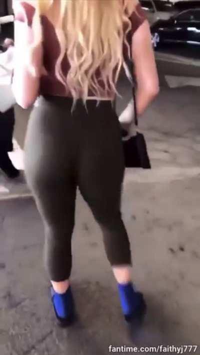 Walking ass jiggle and twerk