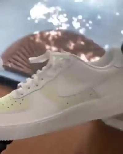 Кроссовки с УФ-обработкой