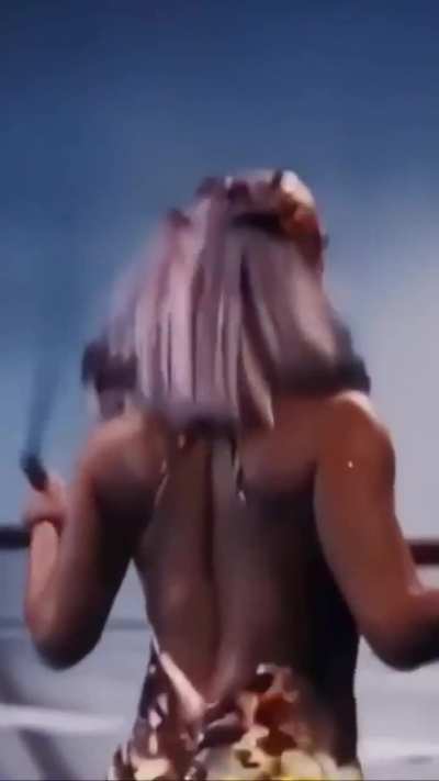 Mercedes working out 🍑