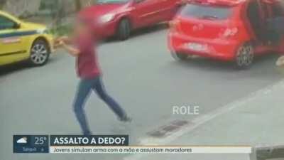 Os dedos dos cara tem mais moral do que uma 12