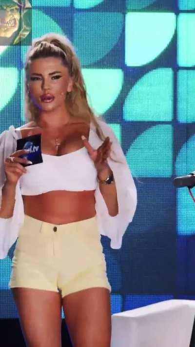 Cindy Breuer ex Pearlie mit überragenden Hotpants zum Lippenlesen