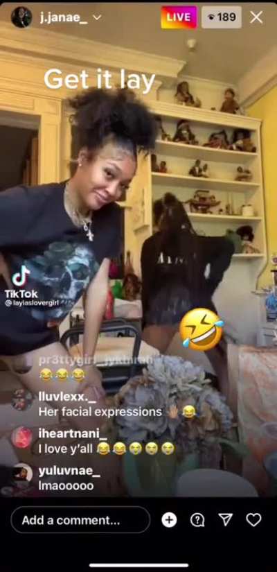 old video of lay twerking (i couldn’t remove the emoji cuz the vid not mine)