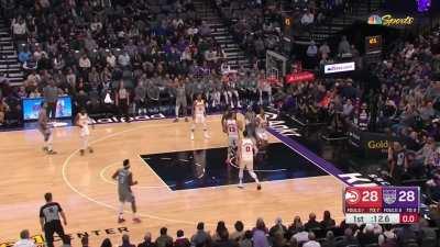 [Highlight] De’Aaron Fox loses the shoe, finishes regardless