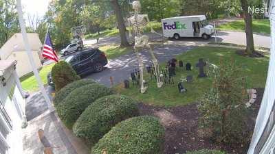 When your FedEx guy loves your Halloween decorations as much as you do 😂